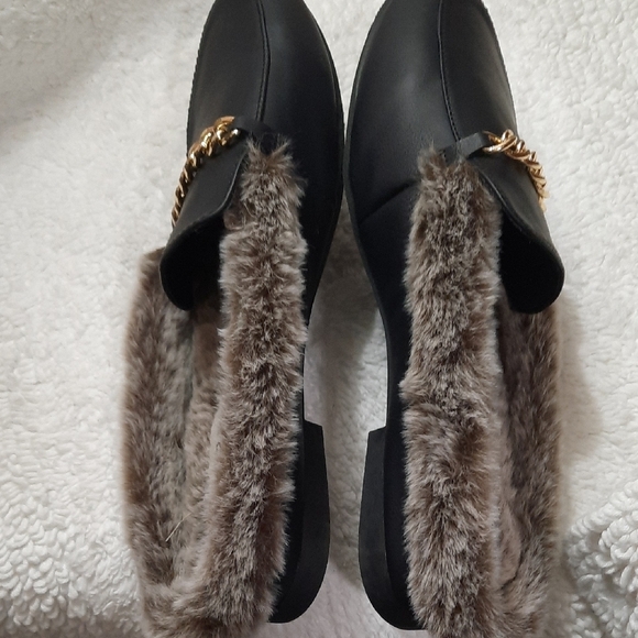 Serra Black Slippers with Gold Chain - Picture 3 of 5